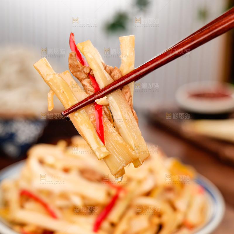深底上的盐渍笋干