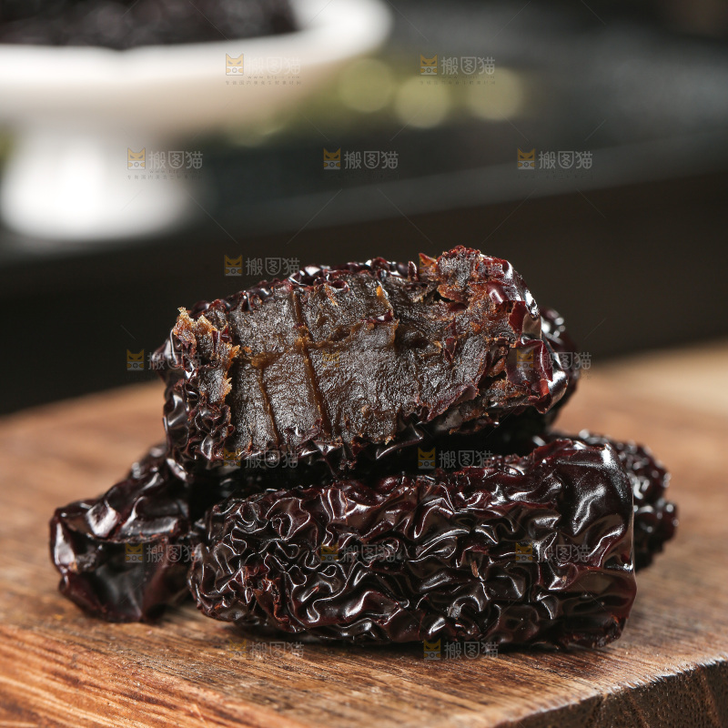 木底上的黑晶枣