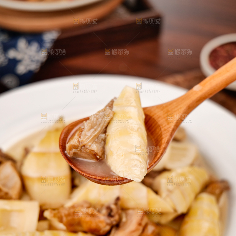 深底上的雷笋炖肉