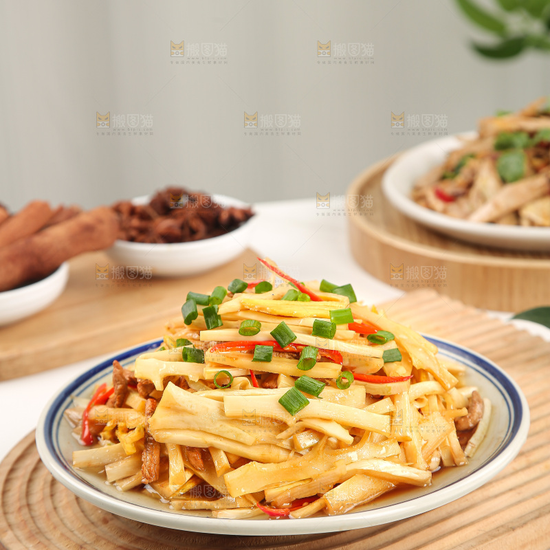 浅底上的盐渍笋菜品