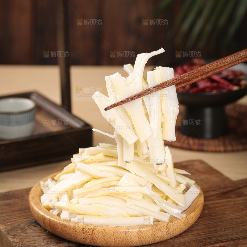 深底上的盐渍笋