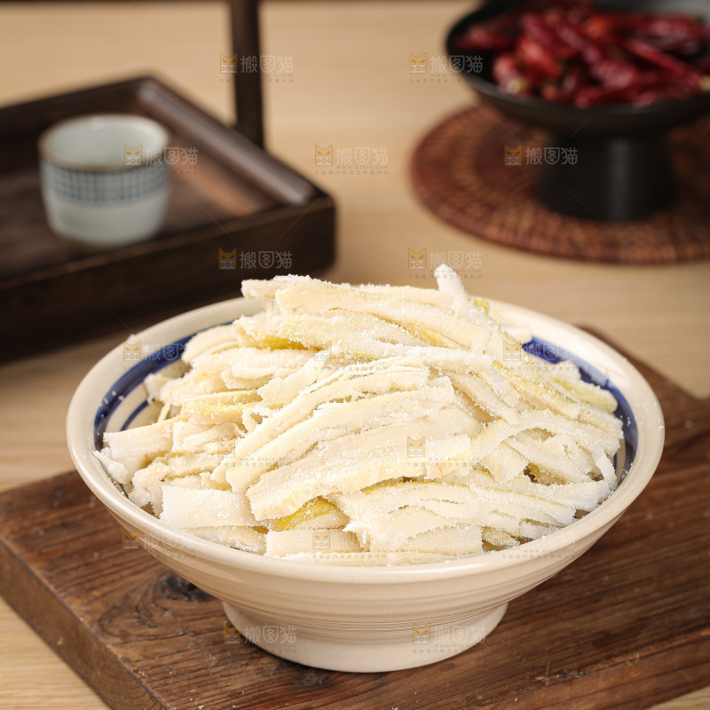 深底上的盐渍笋