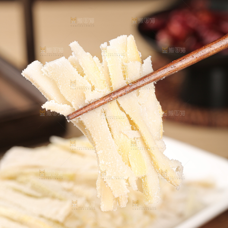 深底上的盐渍笋