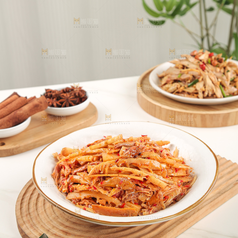浅底上的盐渍笋菜品