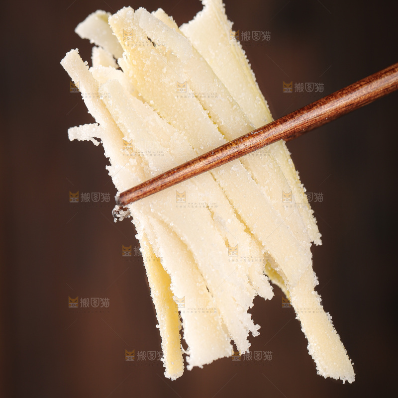深底上的盐渍笋
