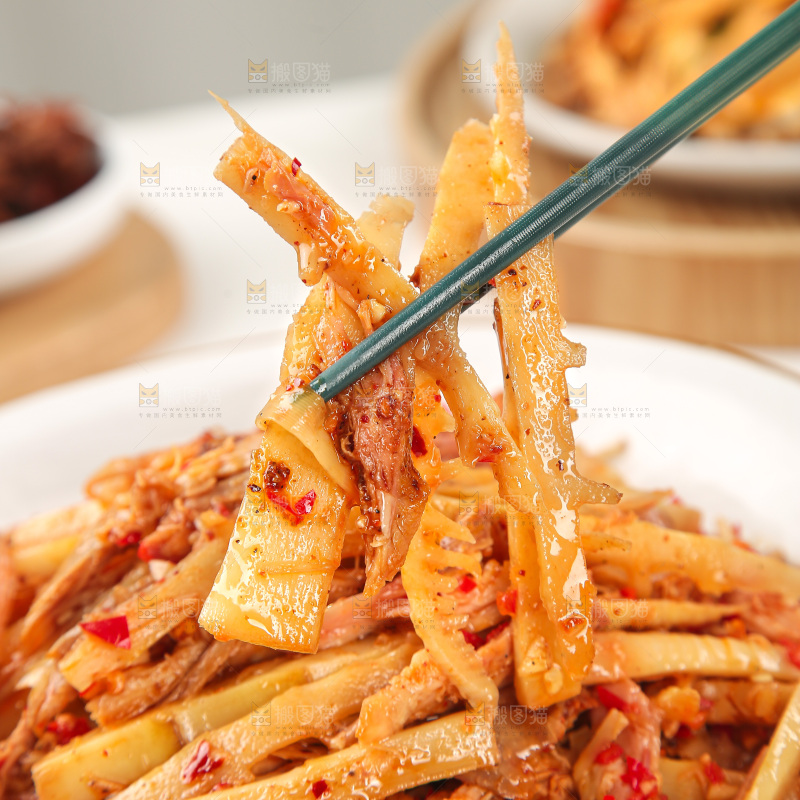 浅底上的盐渍笋菜品