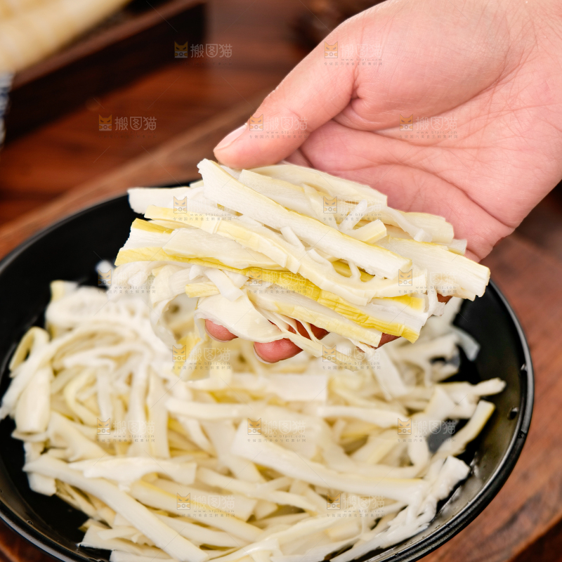 深底上的盐渍笋干