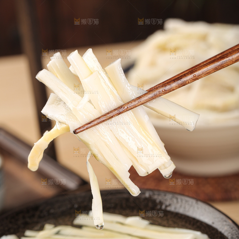 深底上的盐渍笋
