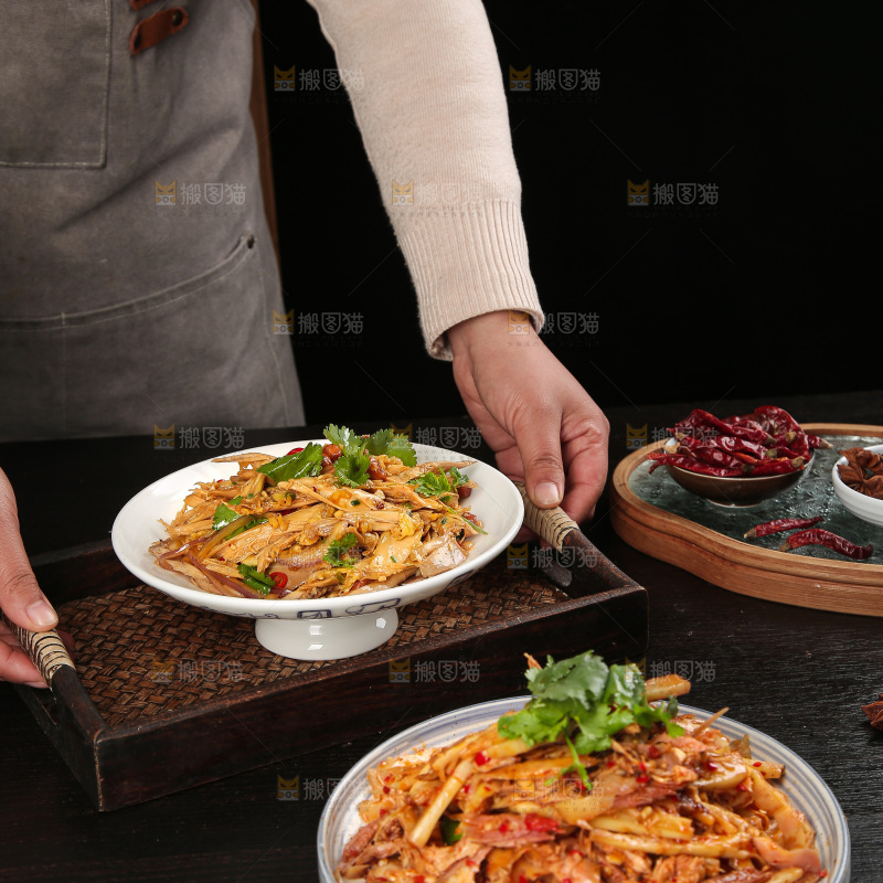 深底上的盐渍笋菜品