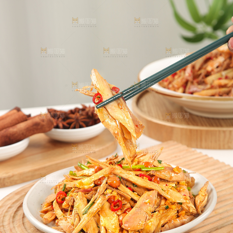 浅底上的盐渍笋菜品