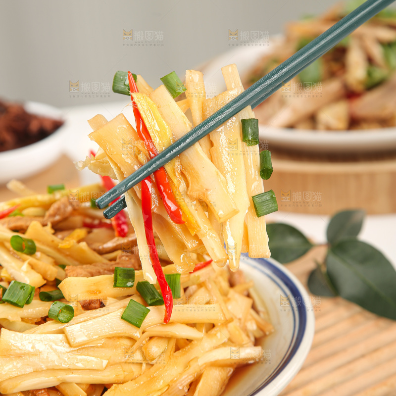浅底上的盐渍笋菜品