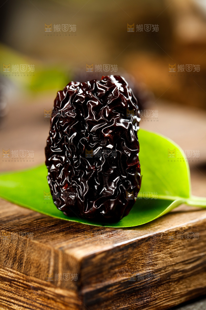 深底上的紫晶黑枣