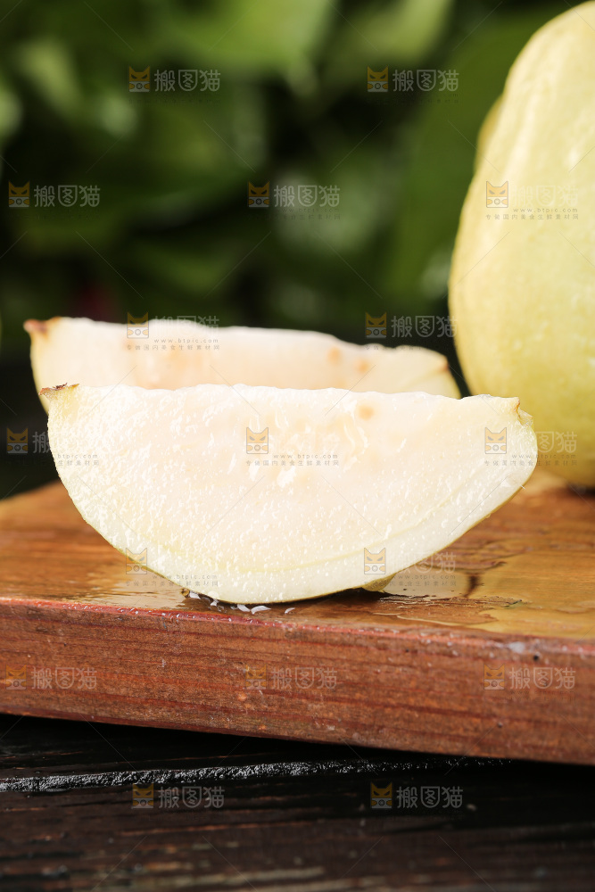 浅底上的奶油芭乐