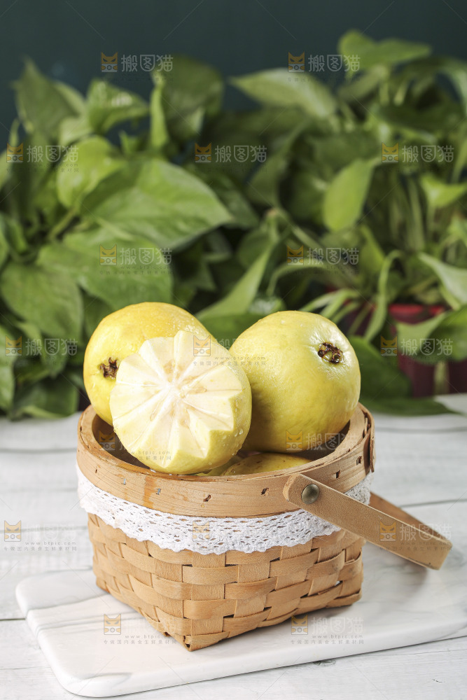 浅底上的奶油芭乐