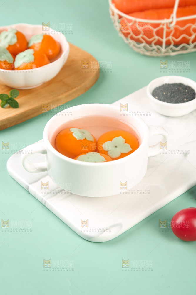 浅底上的柿子汤圆