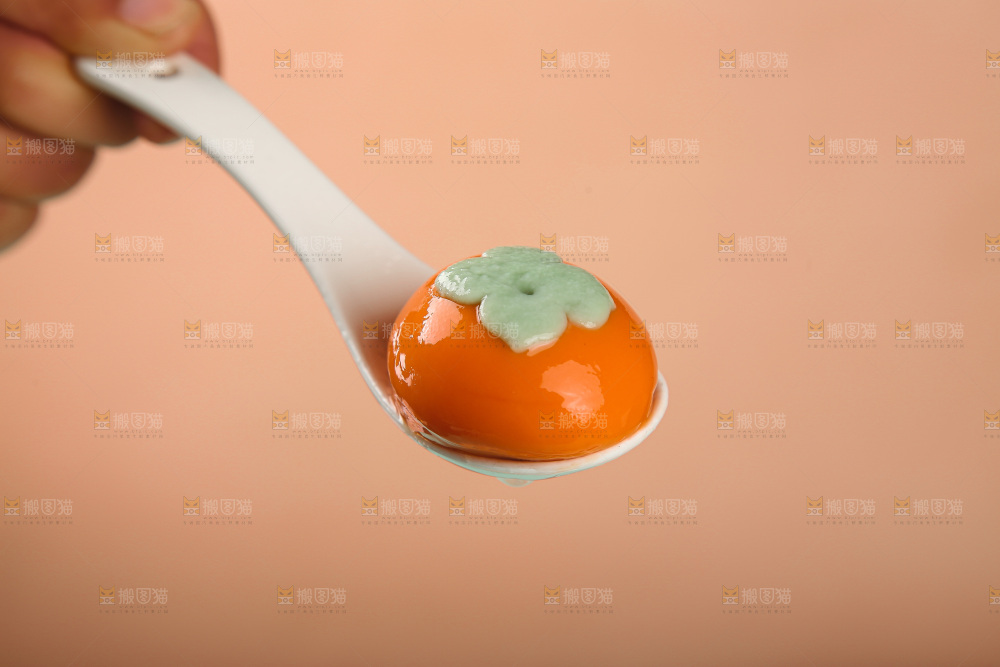 浅底上的柿子汤圆