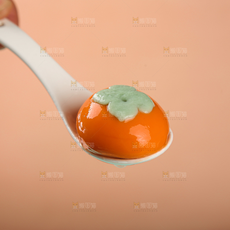 浅底上的柿子汤圆