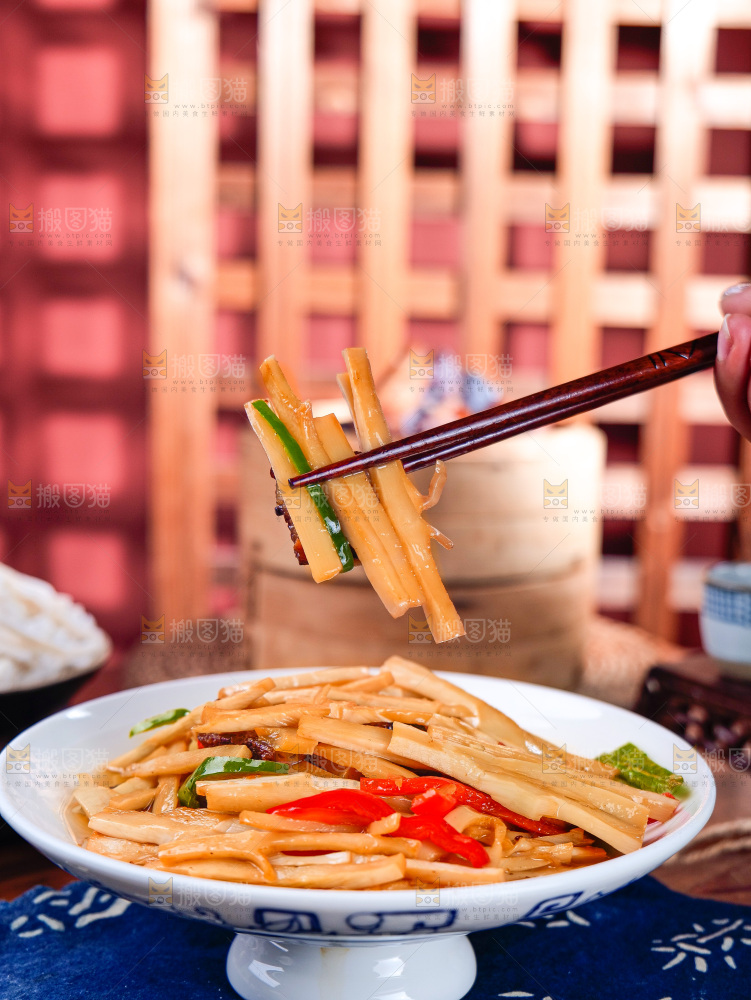 盘子里的笋炒腊肉