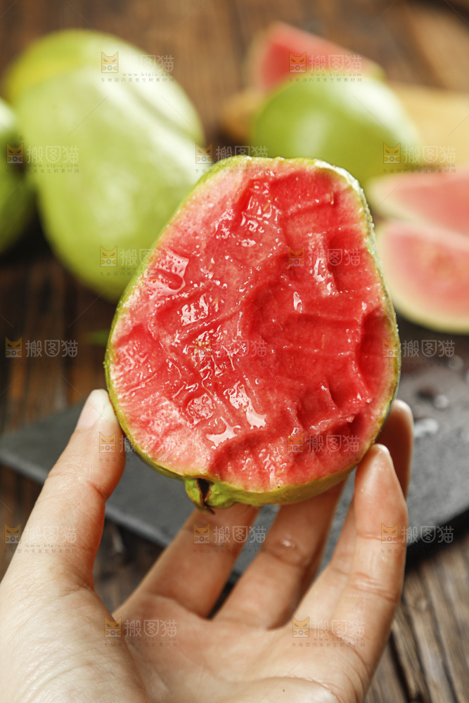 手里拿着红心芭乐