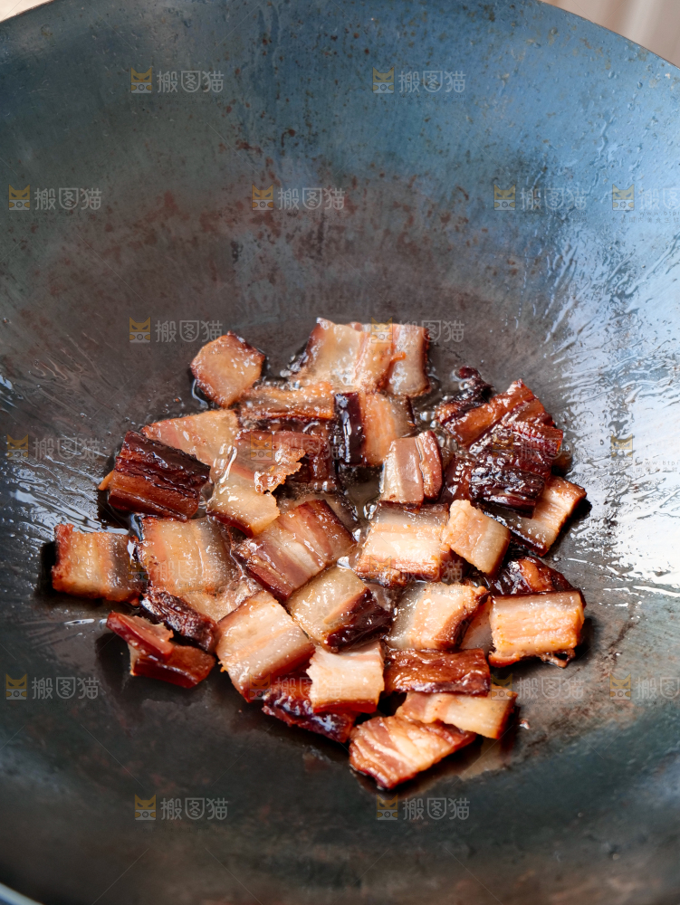 深底上的烟熏腊肉
