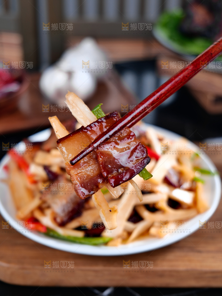 盘子里的腊肉炒笋