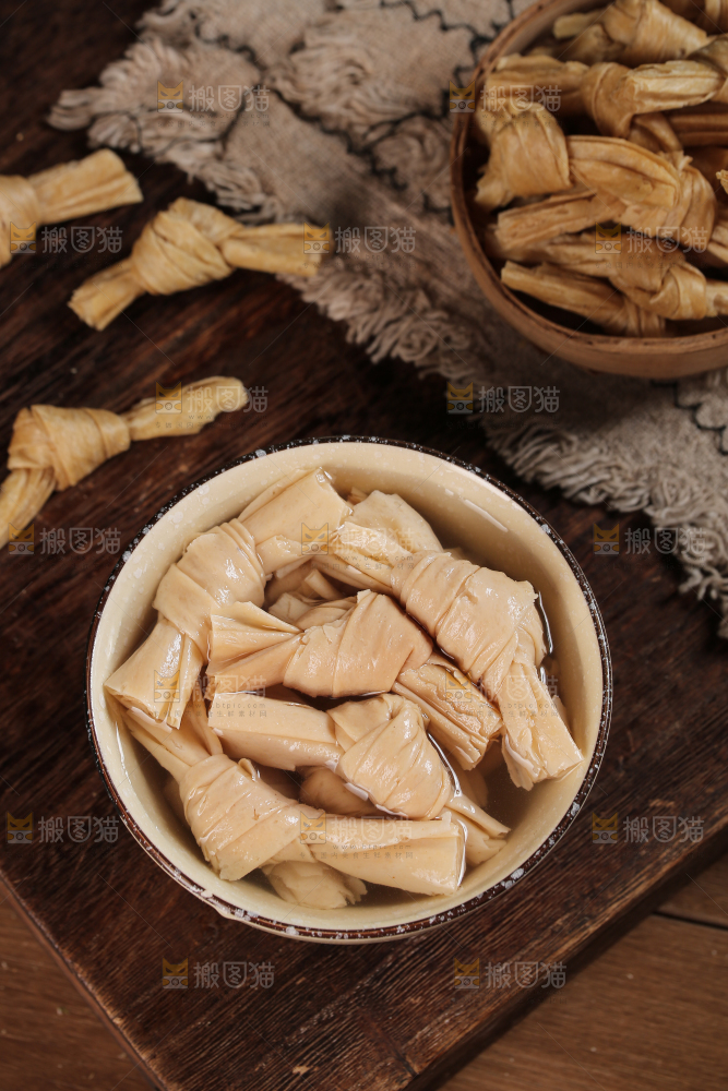 深底上的豆结