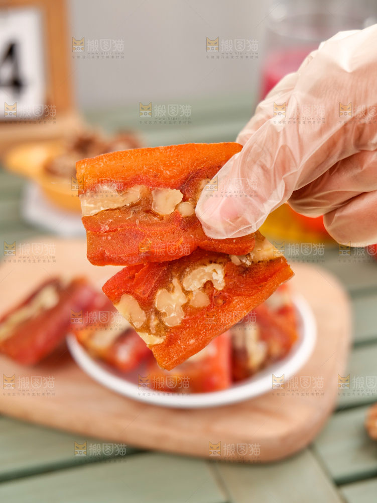浅底上的柿饼夹核桃