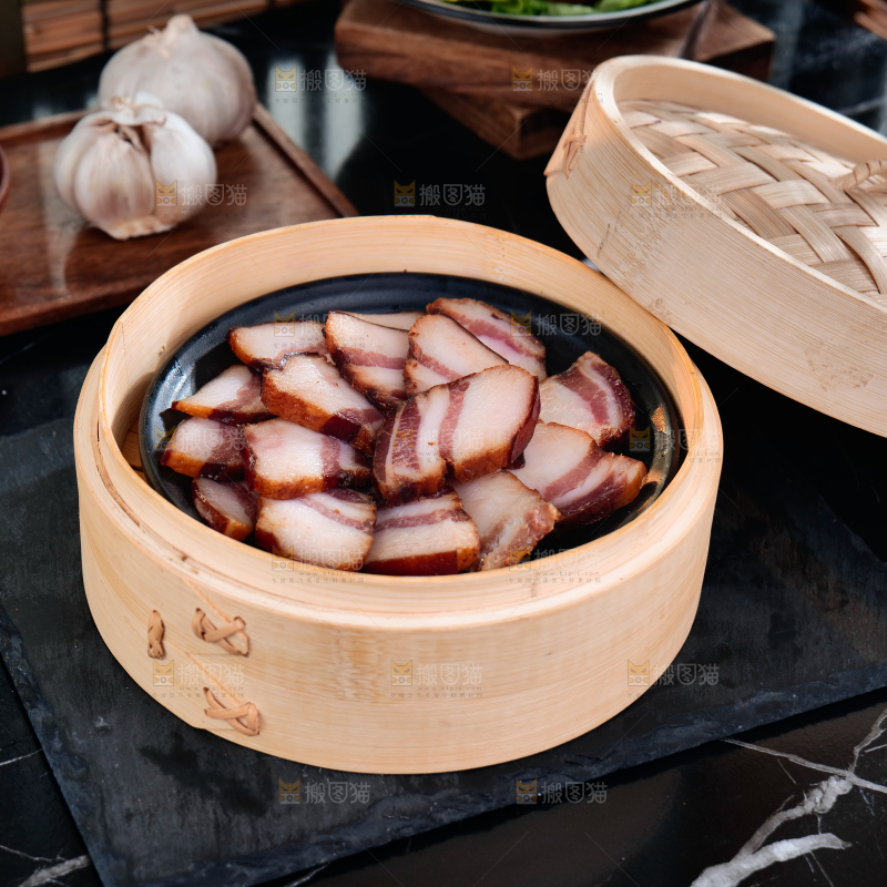 深底上的烟熏腊肉