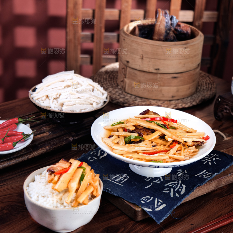 盘子里的笋炒腊肉