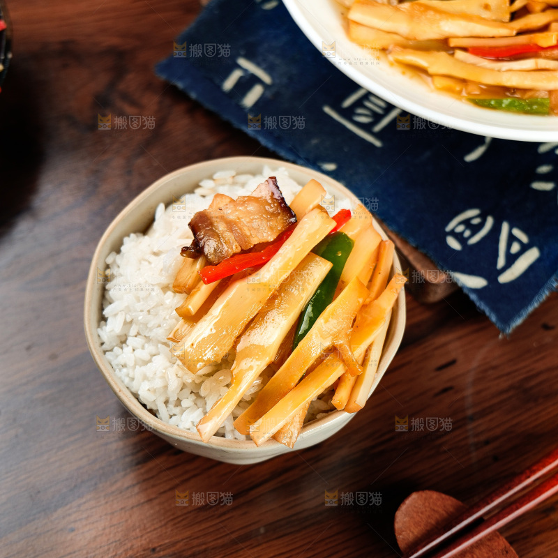 盘子里的笋炒腊肉