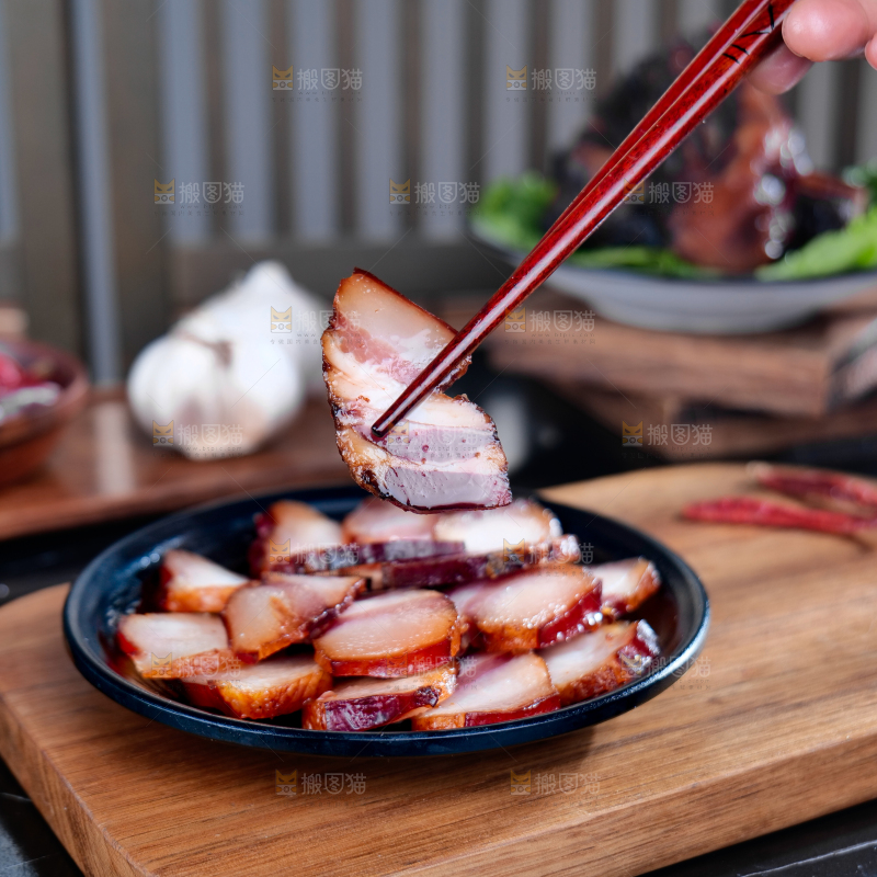 深底上的烟熏腊肉