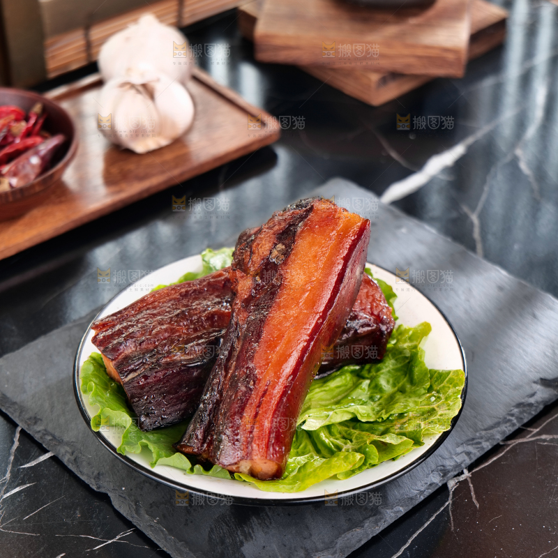 深底上的烟熏腊肉