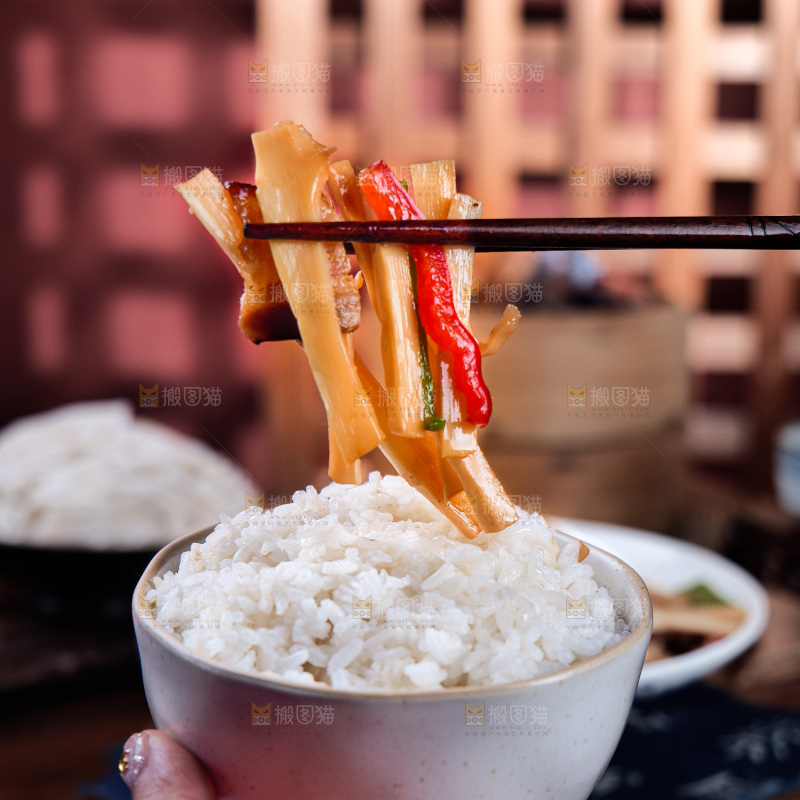 盘子里的笋炒腊肉