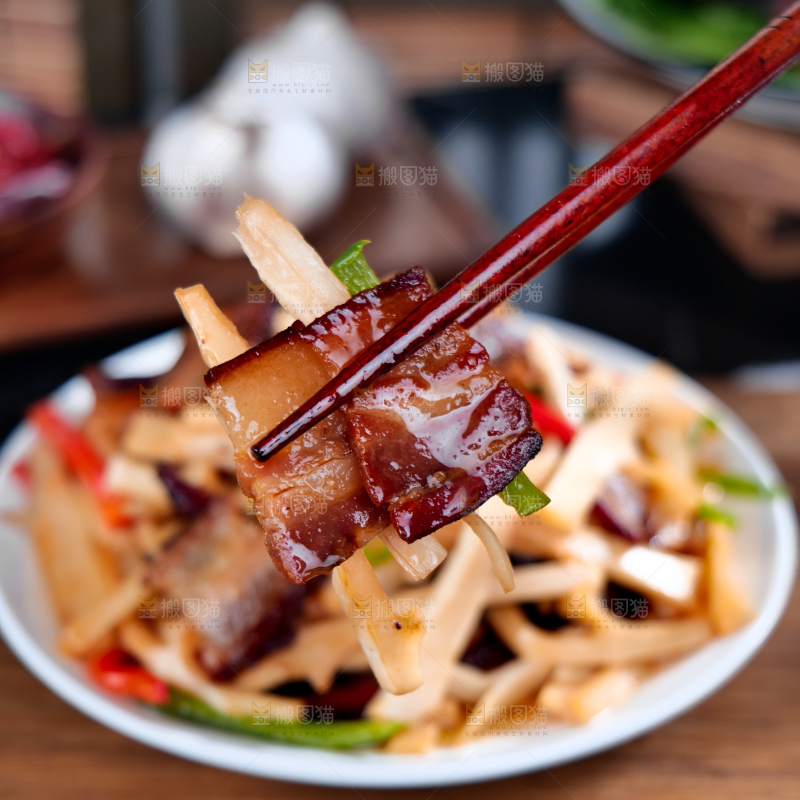 盘子里的腊肉炒笋