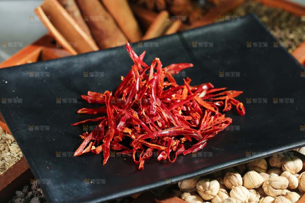深底上的辣椒丝