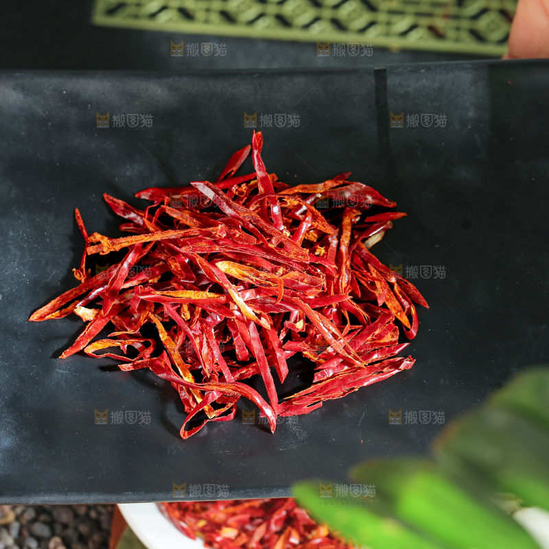 深底上的辣椒丝