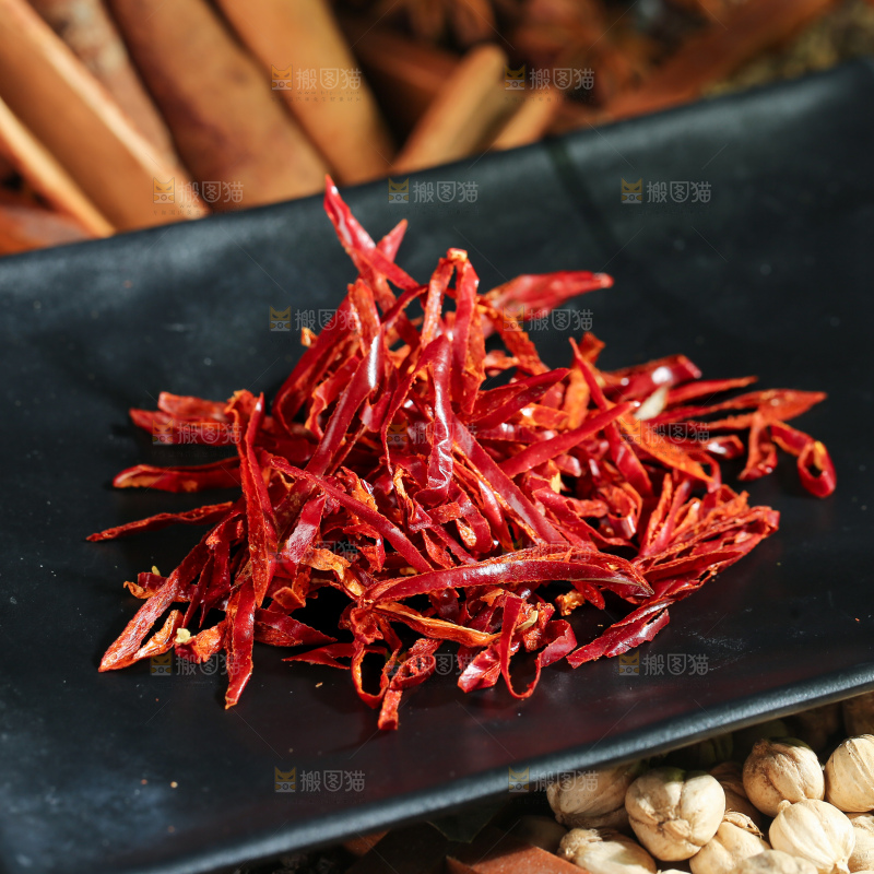 深底上的辣椒丝