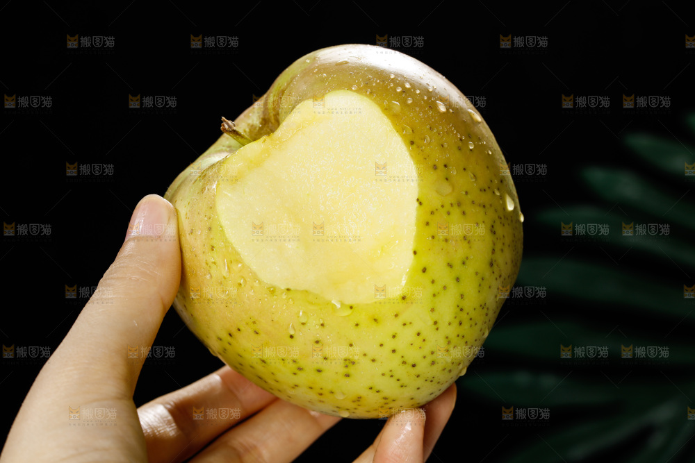 手里拿着青苹果