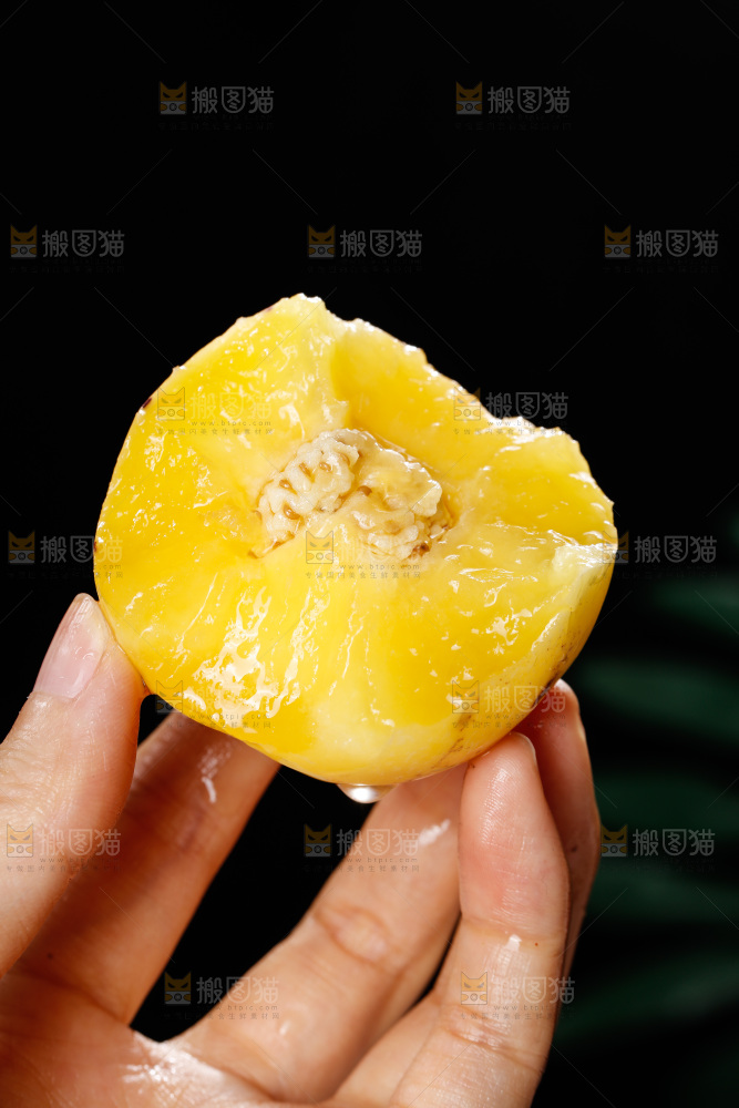 手里拿着石林人参果