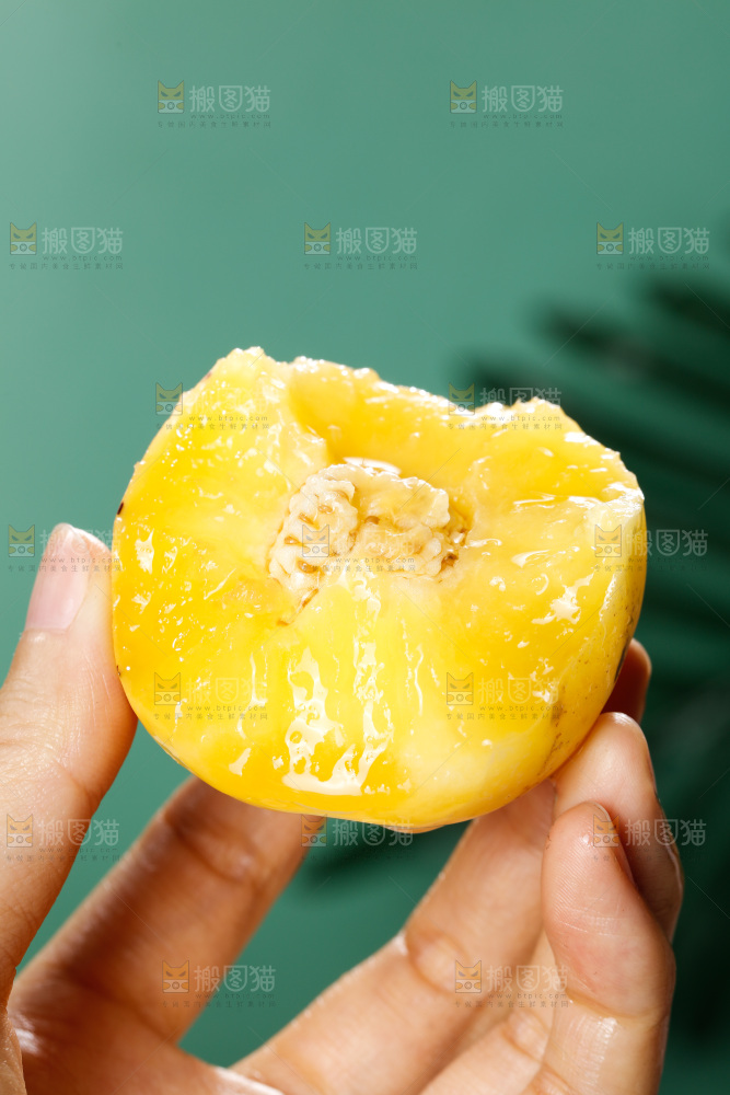 手里拿着石林人参果