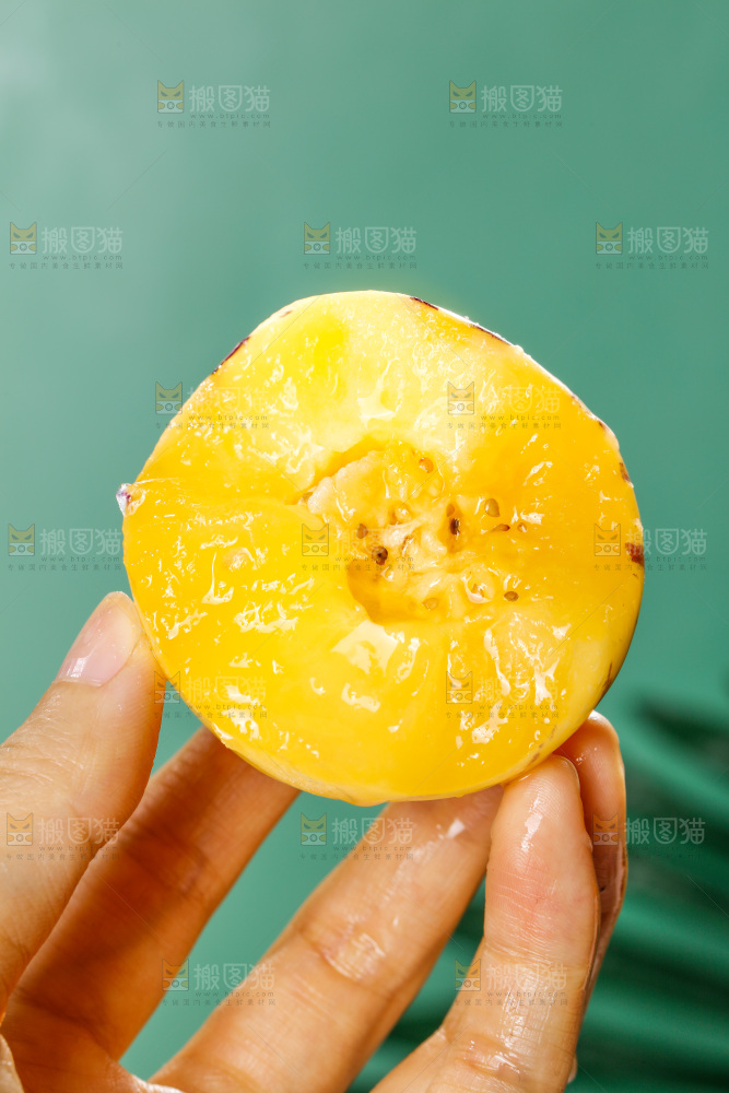 手里拿着石林人参果