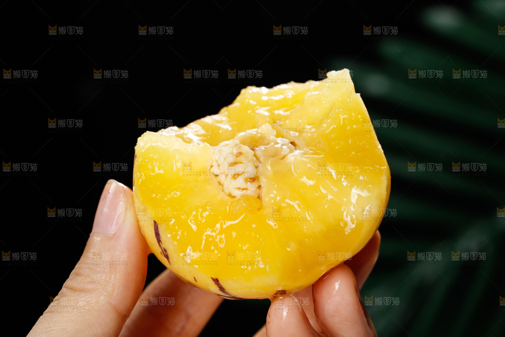 手里拿着石林人参果