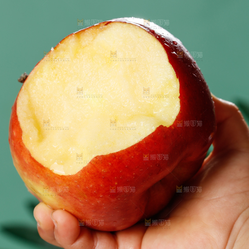 手里拿着红苹果