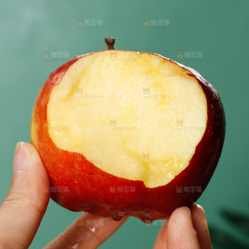 手里拿着红苹果