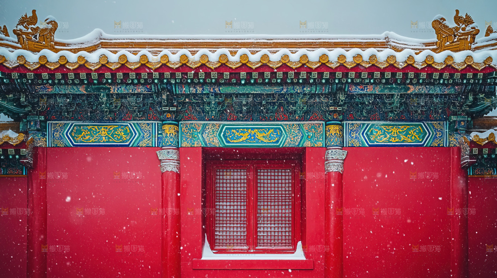 宫殿冬季飘雪新年传统建筑红墙