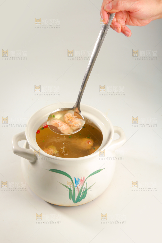 土鸡虫草炖燕饺