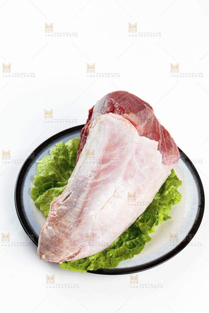 白底上的新鲜牛肉