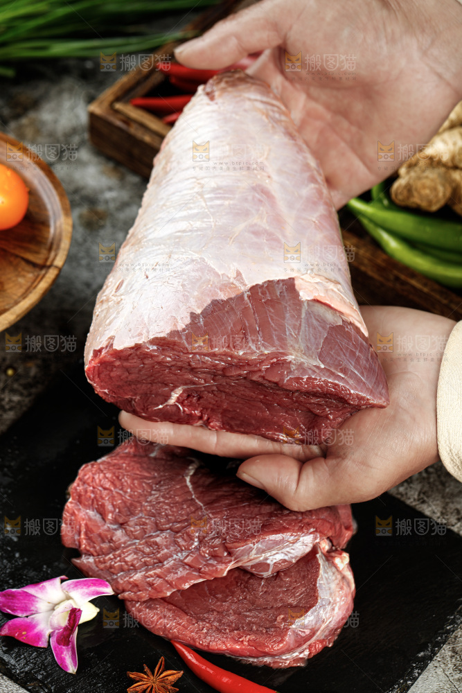 深底上的新鲜牛肉