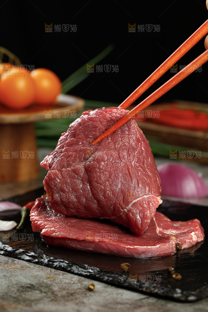 深底上的新鲜牛肉