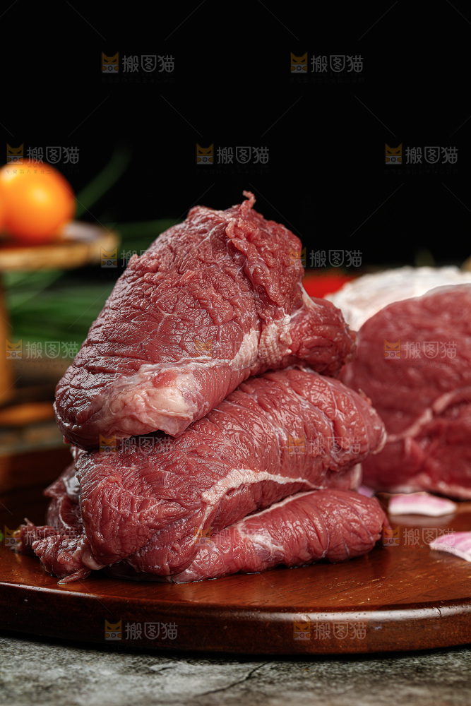 深底上的新鲜牛肉